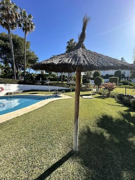 Chalet Con Barbacoa Y Piscina Estepona Ferienhaus